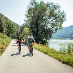 Radfahrer am Donauufer