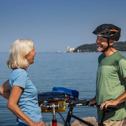 Radpause mit Blick auf Schloss Miramare