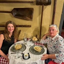 Zwei Frauen sitzen im Restaurant mit leckeren Gerichten