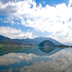 Berge spiegeln sich im Wolfgangsee