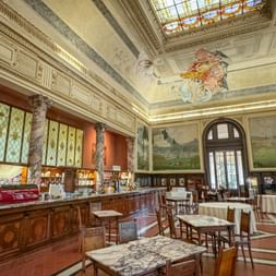 Prunkvolles Cafe mit antiker Bar