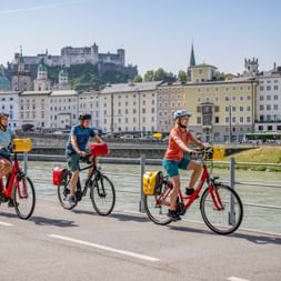 Cycling group in Salzburg on the Giselakai