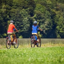 Radfahrer am Flussufer