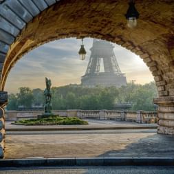 Der Eifelturm in Paris von der Bir-Hakeim Brücke