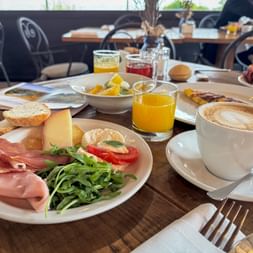 Cappuccino und kalte Speisen