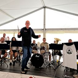 Auch Eurobike-Mitarbeiter Hannes durfte die Trachtenmusikkapelle Obertrum dirigieren