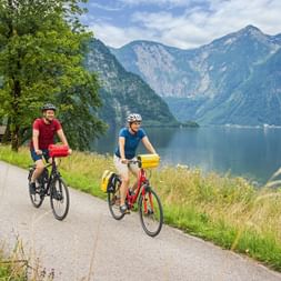 Radweg am Ufer des Hallstätter Sees