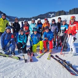 Skigruppe auf der Piste