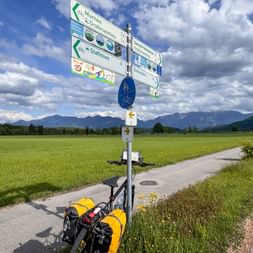 Wegweiser im Murnauer Moos