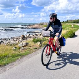 Radfahrer an der Küste Varbergs