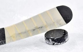 Eishockeyschläger mit Puck