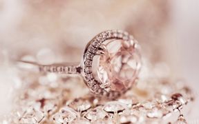 Diamond ring lying on single diamonds