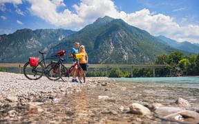 Radstopp eines Pärchens am Ufer des Tagliamento bei Venzone