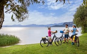 Radfahrer am Gardaseeufer bei Bardolino