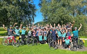 Radlergruppe auf Wiese