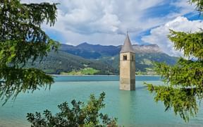 Der versunkene Kirchturm im Reschensee