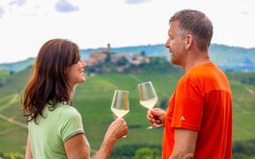Weinprobe eines Pärchens in Langhe