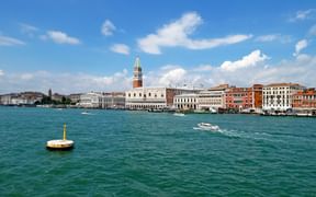 Blick über das Meer auf den Markusplatz und den Dogenpalast in Venedig