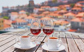 Zwei Gläser Madeira Wein und zwei Tassen Kaffee