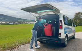 Mitarbeiter beim Gepäcktransfer Mitarbeiter beim Gepäcktransfer