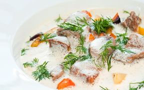 Landestypisches Fischgericht mit Karotten, Kartoffeln, Sahnesauce und frischem Dill
