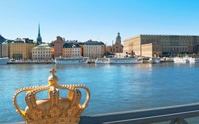 Blick von der Brücke mit der vergoldeten Krone von Skeppsholmen auf den Königspalast von Stockholm