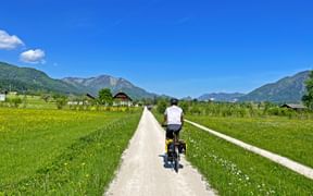 Radfahrer auf Radweg im Salzkammergut