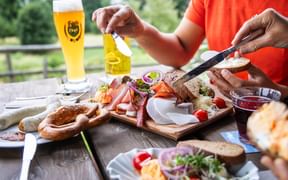 Jause mit Brot, Weißwürsten, Breze, Obazda und Bier