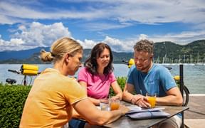 Pause dreier Radfaher am Ufer des Gardasees in Bardolino