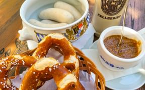 Bayerische Weißwürst mit Brezen und süßem Senf