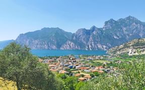 Ausblick über Torbole zum Gardasee