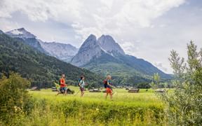 Wanderer mit wunderschöner Bergkulisse in Garmisch
