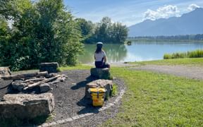 Radlerin an der Feuerstelle am Forggensee
