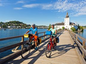 Radfahrer vor dem Schloss Orth im Salzkammergut