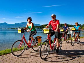 Eurobike Radfahrer auf Radweg am Ufer des Chiemsees