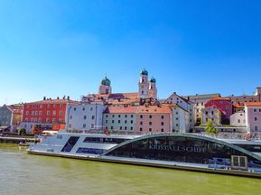 Kristallschiff an der Donau