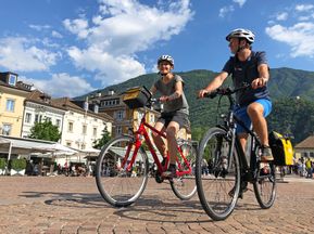 Radfahrer im Stadtzentrum von Bozen