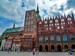 Mit dem Fahrrad zum Rathaus von Stralsund