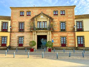 Einladende Hotelfront in Andalusien