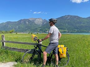 Cyclist at lake Wolfgang