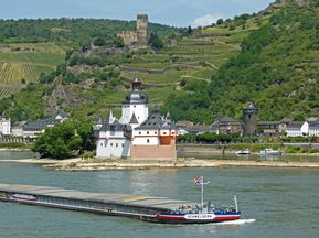 Fährschiff am Rhein mit Blick auf den Pfalzgrafenstein