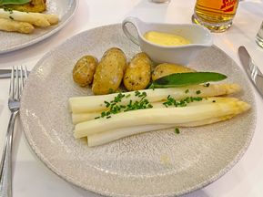 Spargel mit Kartoffeln und Sauce Hollandaise