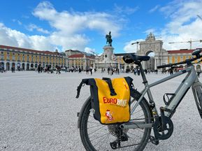 Ein Rad steht auf dem Praca do Comercio in Lissabon