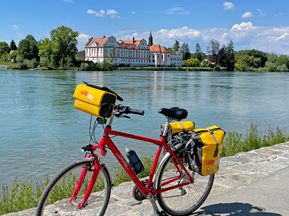 Eurobike Fahrrad am Inn mit Blick auf das Kloster Neuhaus