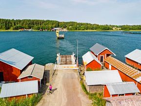 Typisch finnische Häuser am Fährhafen