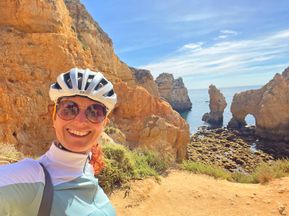 Selfie an der Algarve mit Blick auf Meer und Felsen