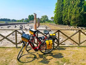 Fahrradpause bei den Ausgrabungen Aquileia