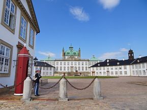 Blick auf Schloss Fredensborg, mit einem wachhabenden Soldaten im Vordergrund