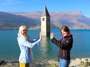 Steffi und Sabine vorm versunkenen Kirchturm in Graun