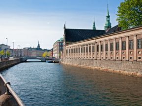 Blick übers Wasser auf die Holmens Kirche in Kopenhagen